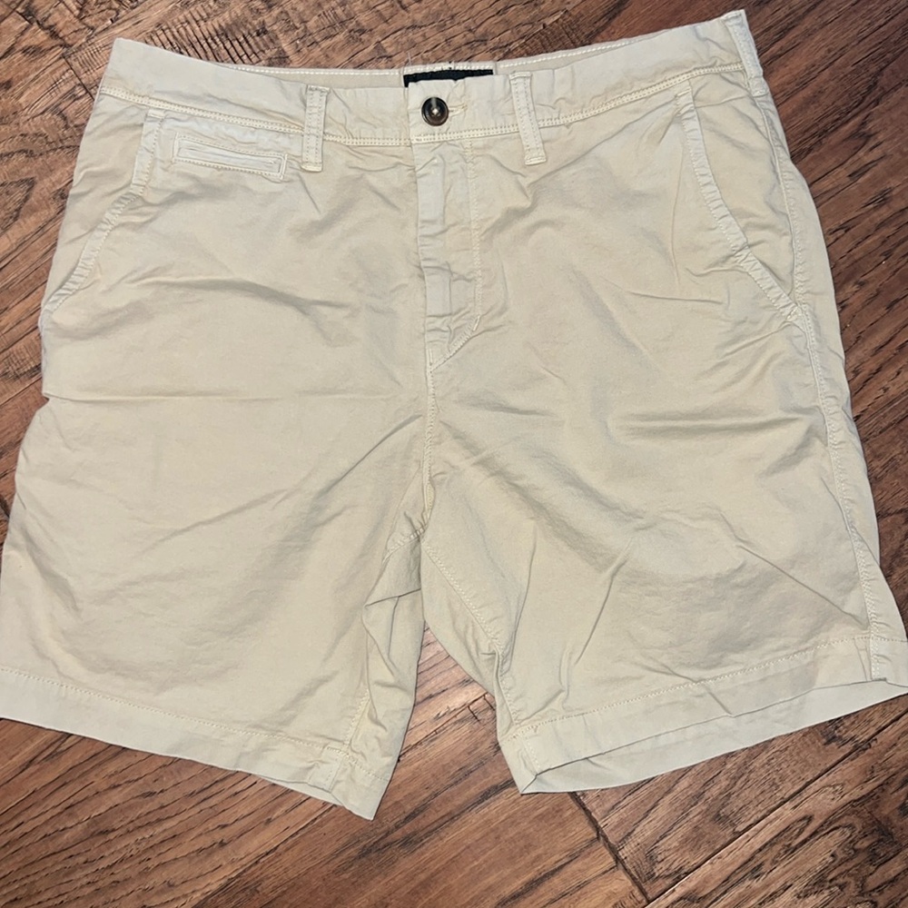 American Eagle men’s khaki shorts size 32
